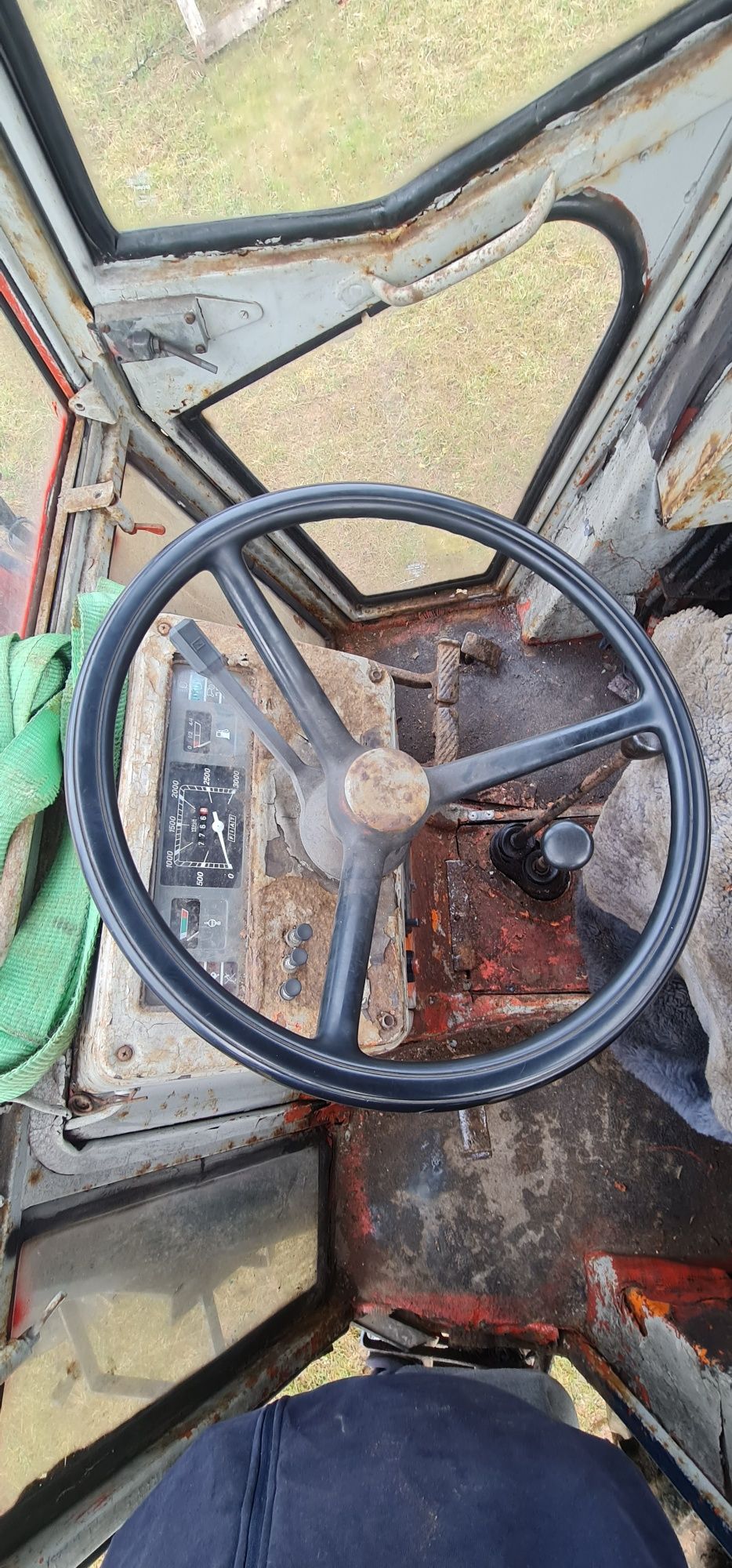 Vând tractor FIAT 680DTH/DTC 4x4 cu încărcător frontal  
- car