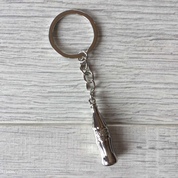 НОВ 100 % оригинален метален ключодържател на Coca Cola / Кока Кола