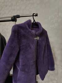 Эксклюзивная фиолетовая шуба с брошью – Роскошь и тепло!"