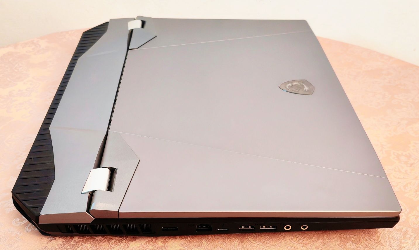 MSI TITAN GT76 Гейминг лаптоп 32GB RAM I7 9750  2070