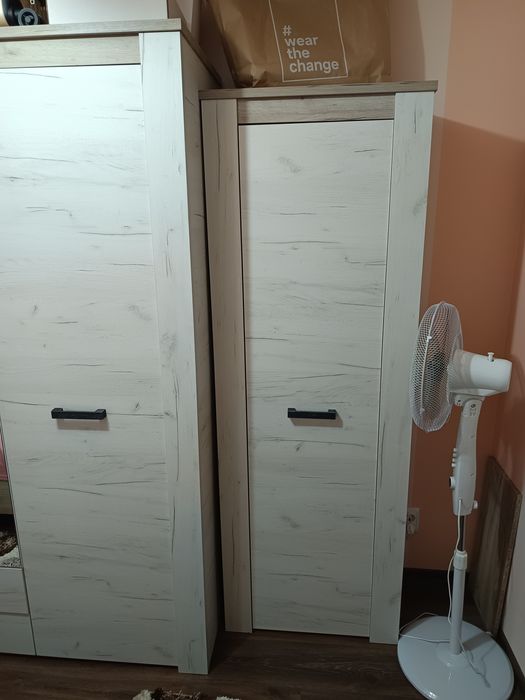 Dormitor copil cu pat și dulap