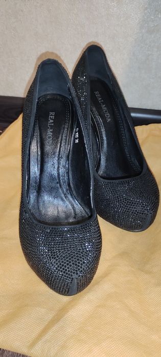 Чёрные лодочки блестящие