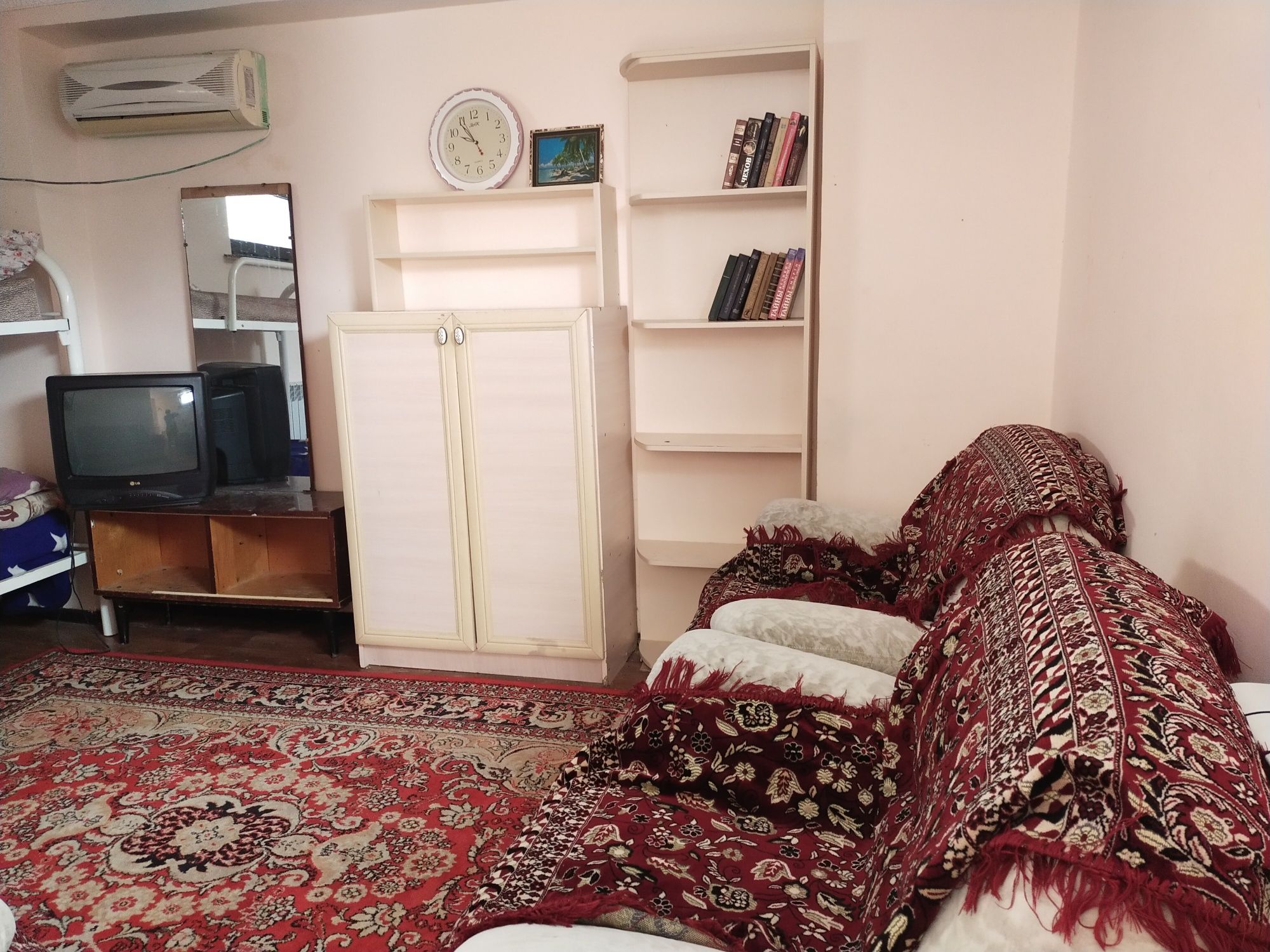 В центре г. Атырау 1 Ком дом с условиями