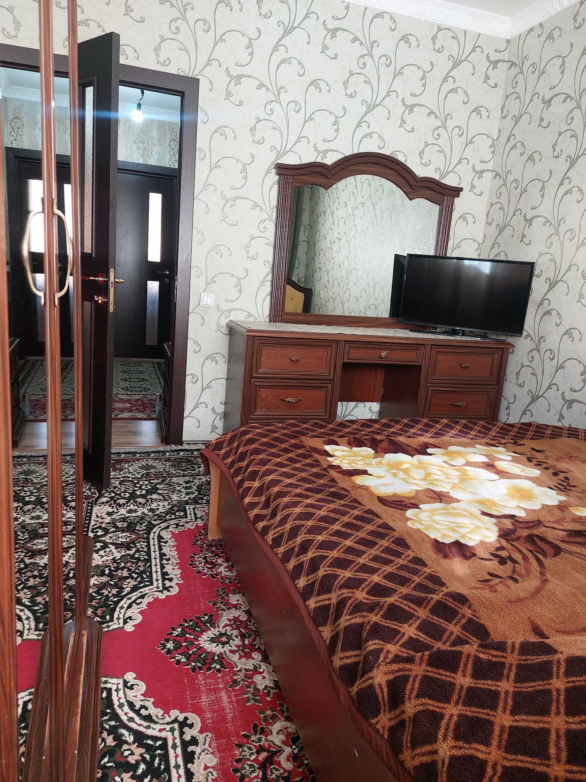 Продается спальный гарнитур. Кровать, шкаф, 2 тумбочки, честер, трюмо