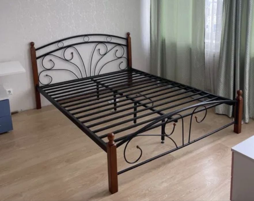 Продам кровать с матрасом