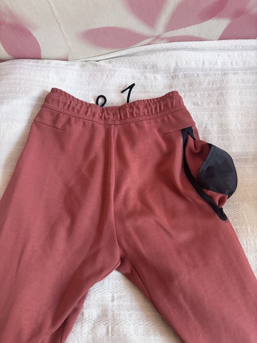 Продавам оригинален Nike Tech