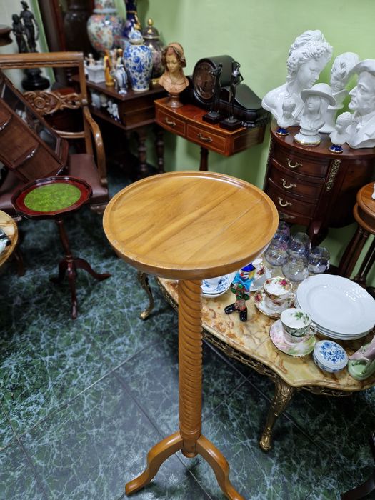 Прекрасна антикварна френска висока масичка