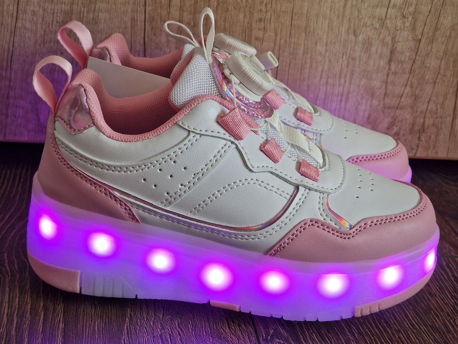 Adidasi cu role detașabile