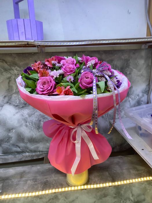 Jivoy gullar roza atirgul zakasga tabiy buket