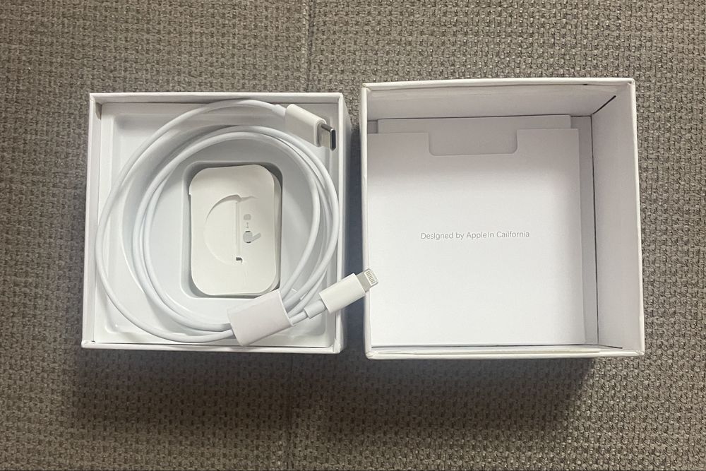 Cutie iPhone13 si AirPods Pro 2 si cablu casti