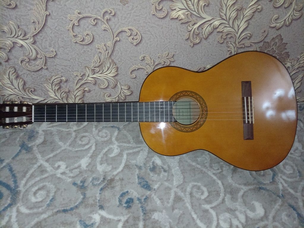 Yamaha C40  holati yangi