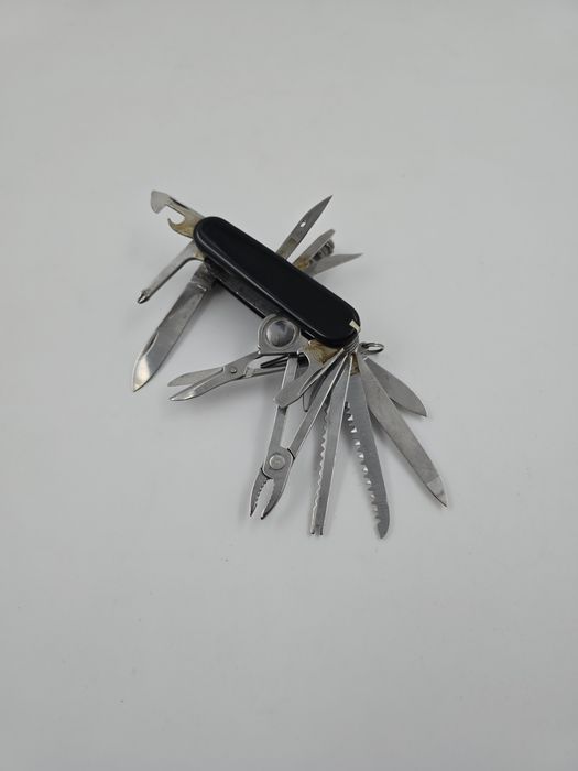 Briceag multifuncțional