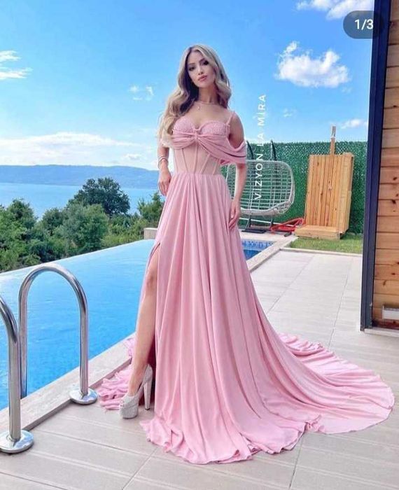 Официално рокля розова горна част прилепнала на долу свободна