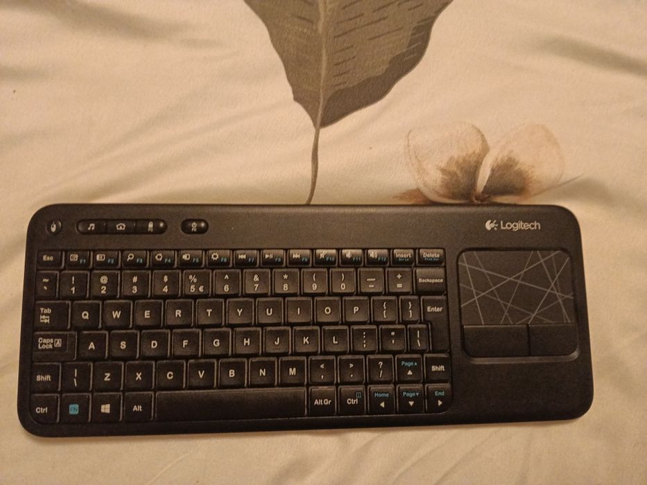 Tastatura tv Logitech wireless.