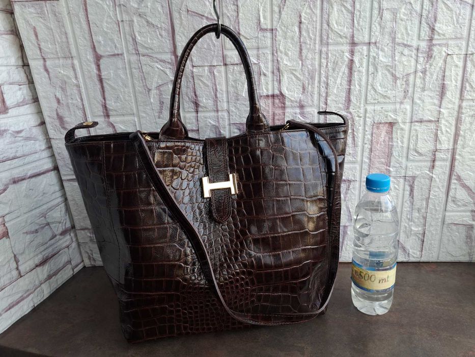 дамска чанта,кафява лачена чанта-естествена кожа тип крокодилска