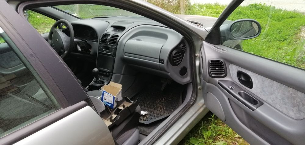 Рено лагуна 1.8 90 бензин на части