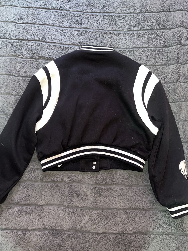 Продавам яке Bershka