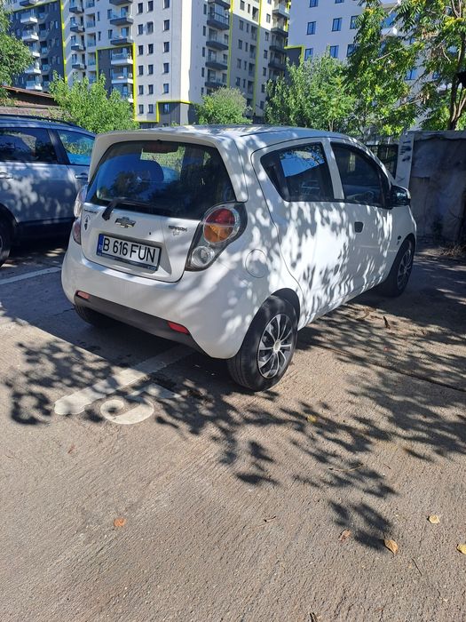 Vând chevrolet spark