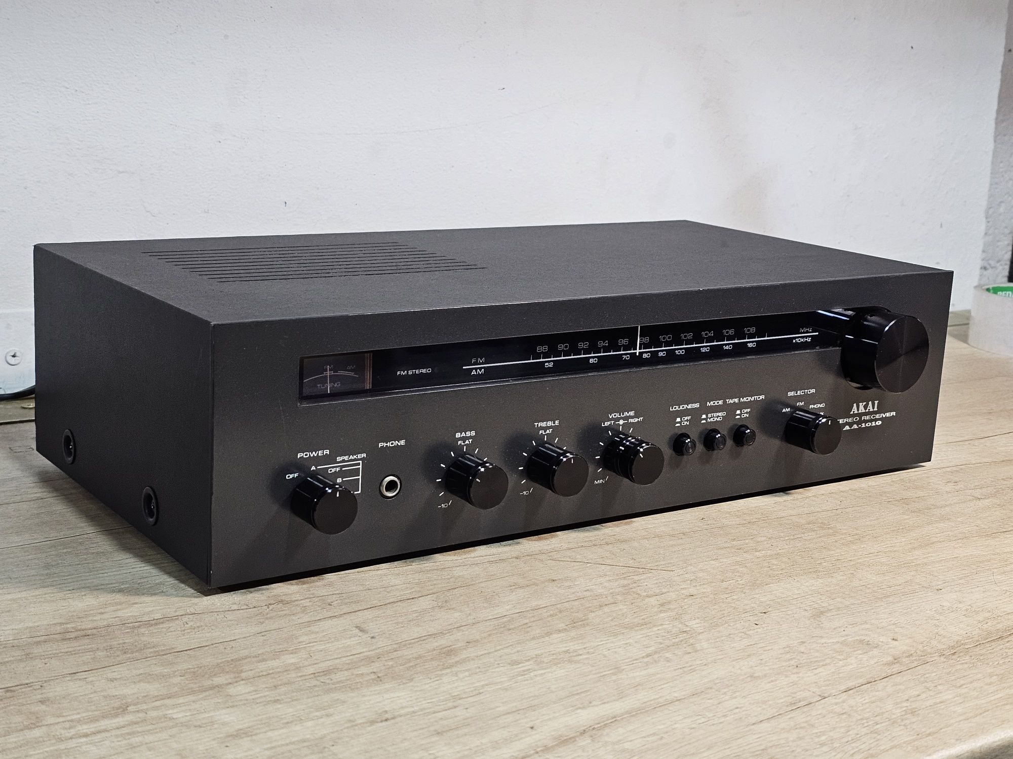 receiver AKAI AA-1010, vintage amplificator tuner black