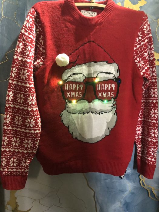 Продаётся новогодний свитер.