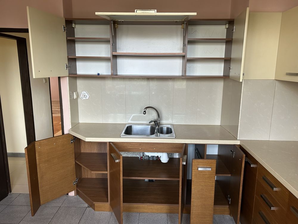 Продавам поръчкови кухненски шкафове