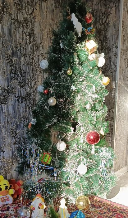 Ёлка новогодняя продаётся