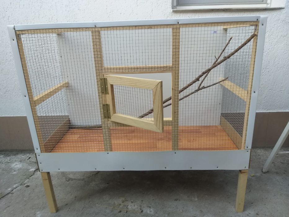 Vând cuști de transport și voliere pentru papagali