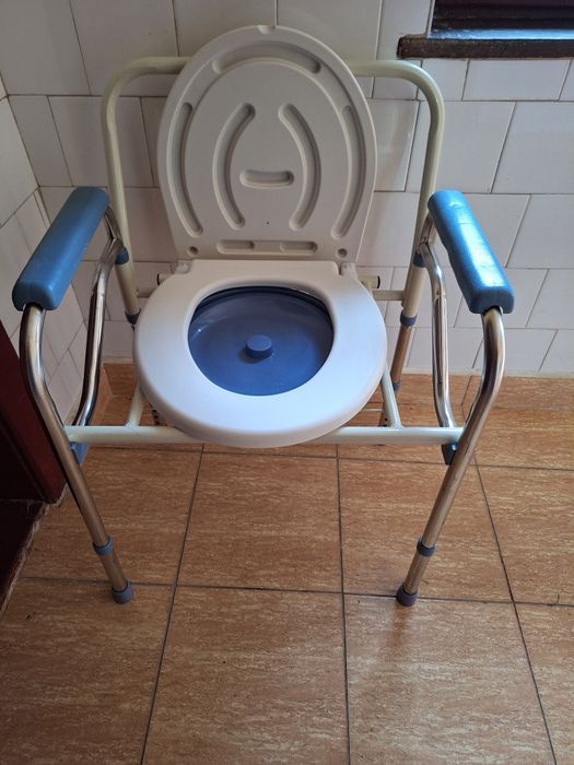 Scaun cu WC de camera, pliabil, inaltime reglabila, din otel si inox
