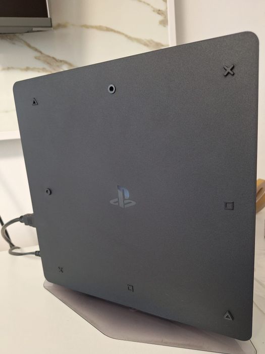 Vând PS 4, 2 controlere, jocuri