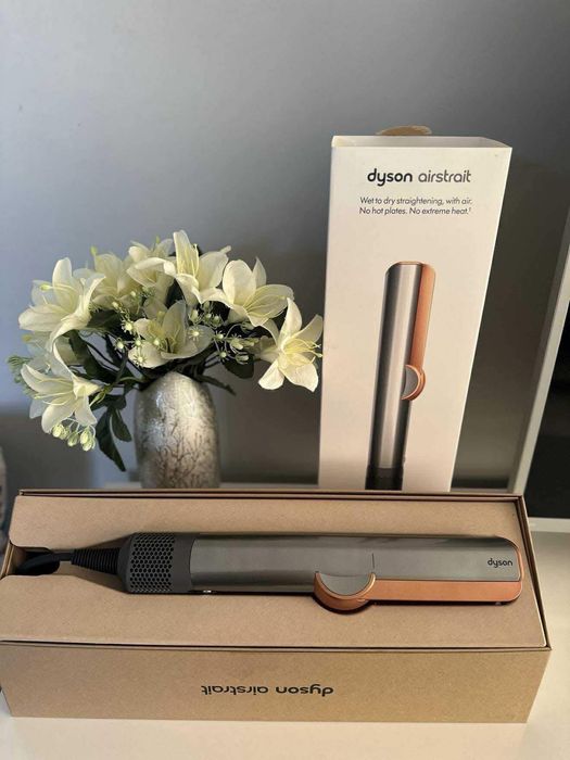 Здравейте, момичета! 
Продавам моята преса за коса Dyson HT01 Airstrai