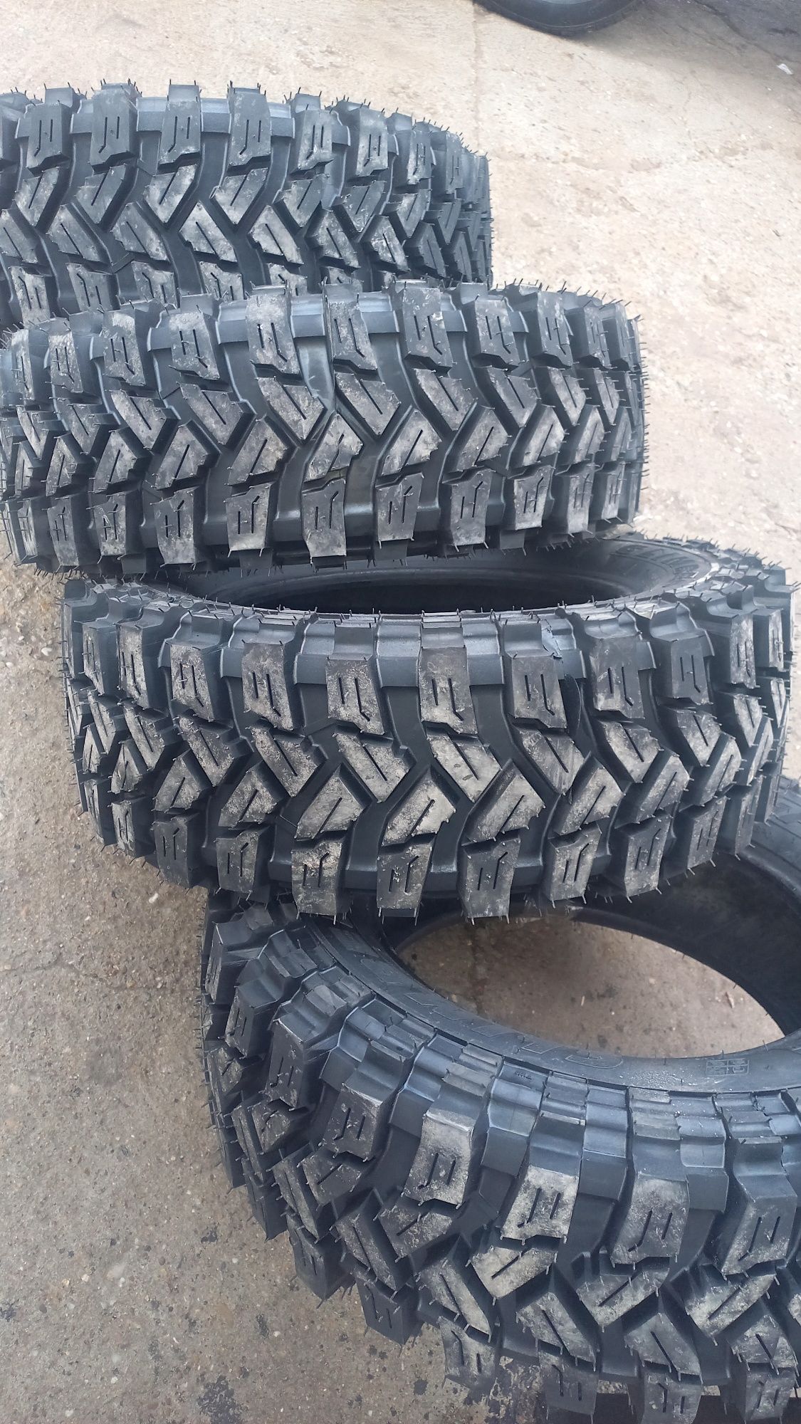 Anvelope off road  235/60R 16 .