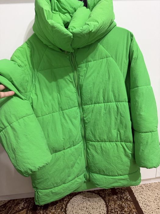 Продам женскую зимнюю куртку зара , размер м