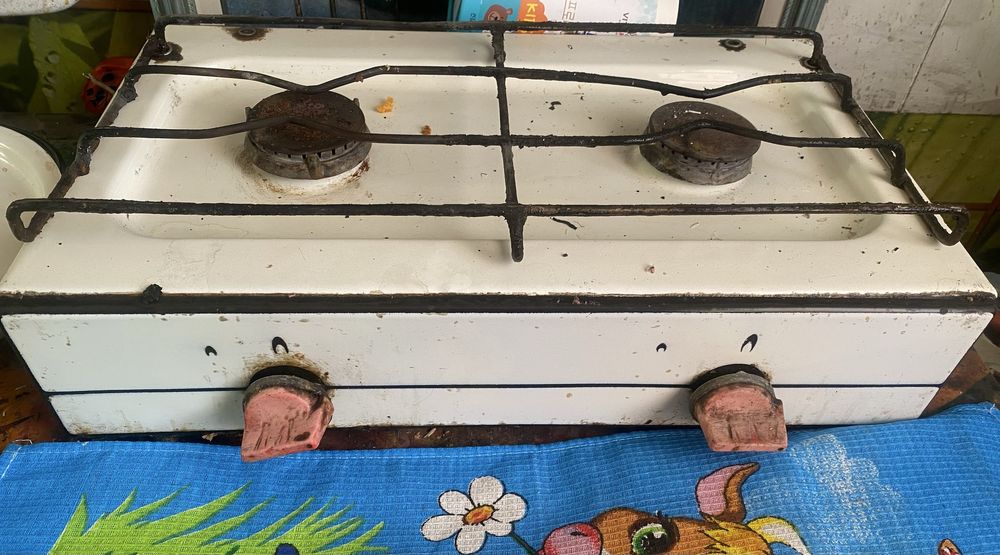 Продам газовую плиту в комплекте с газовым балоном и редуктором