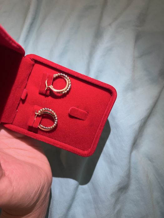 Золотые серьги за грам 38000 тысяч продам за 140000