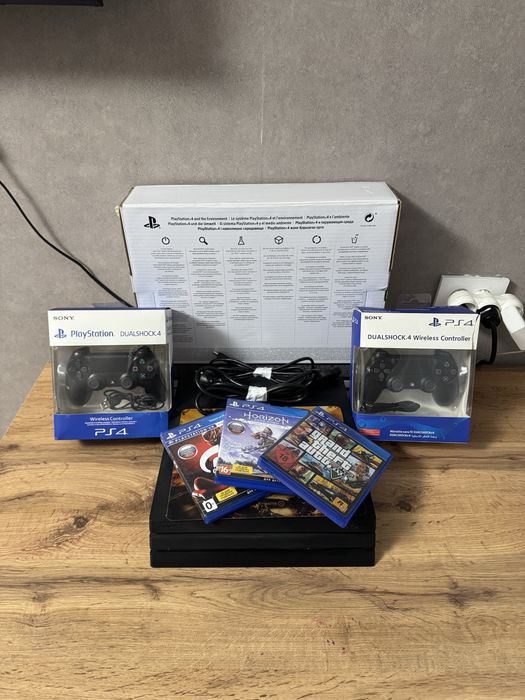 Продаю PS 4 PRO в отличном состояний