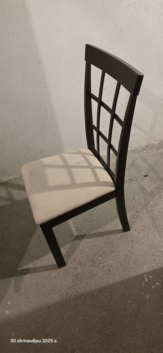 Трепезна маса за хранене