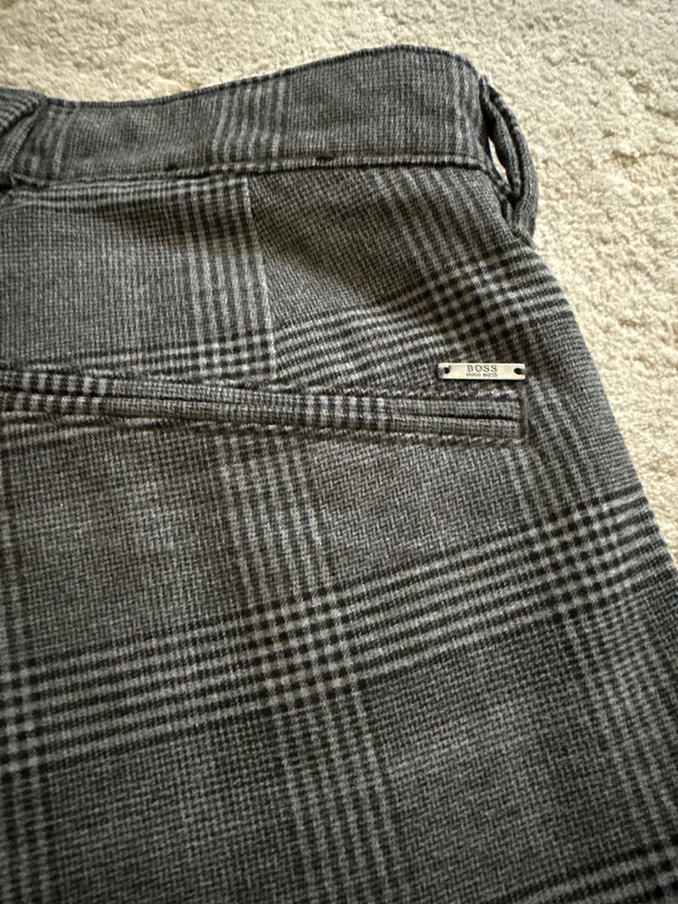 Pantaloni boss gri cu carouri marimea 31/32