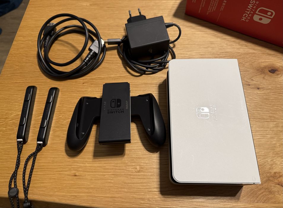 Nintendo Switch + 4 jocuri