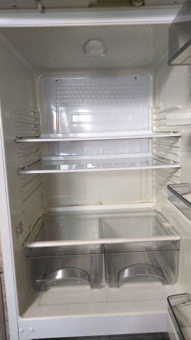 Продам холодильник заморозка работает но плохо холодит 15000не большой