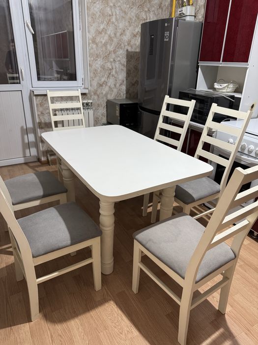 Стол со стульями