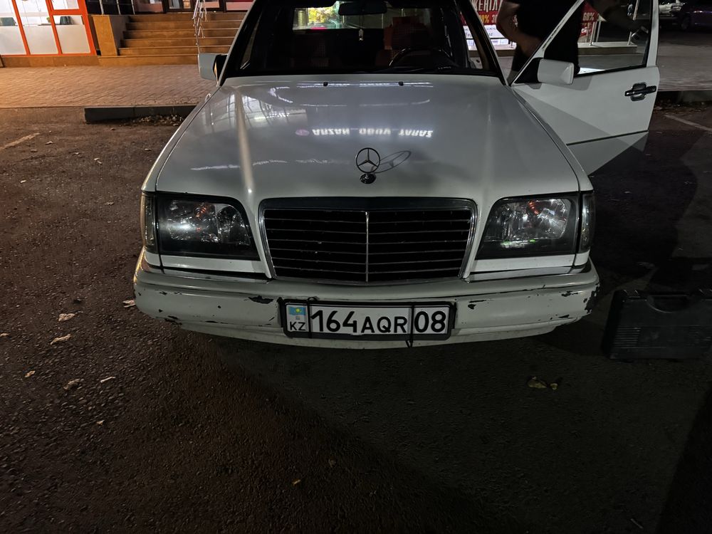 Фара мерс 124 ешка. В хорошем состояний.
