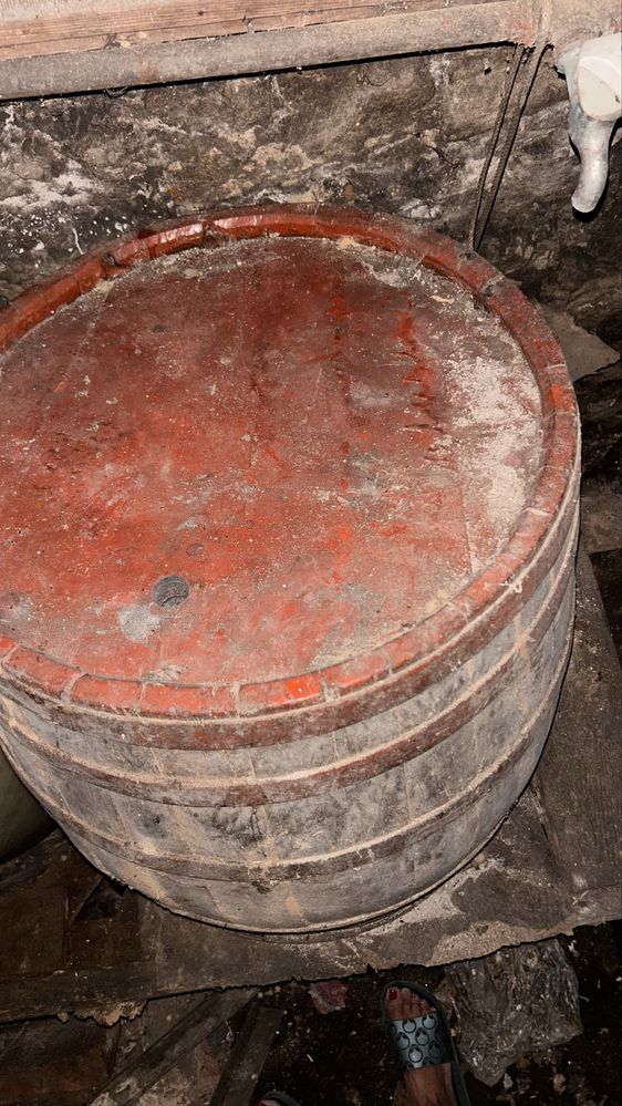 Две стари каци за вино или ракия