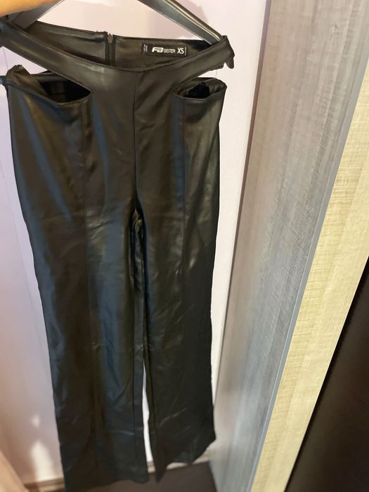 Кожен панталон с крачол тип чарлстон и разрези в талията