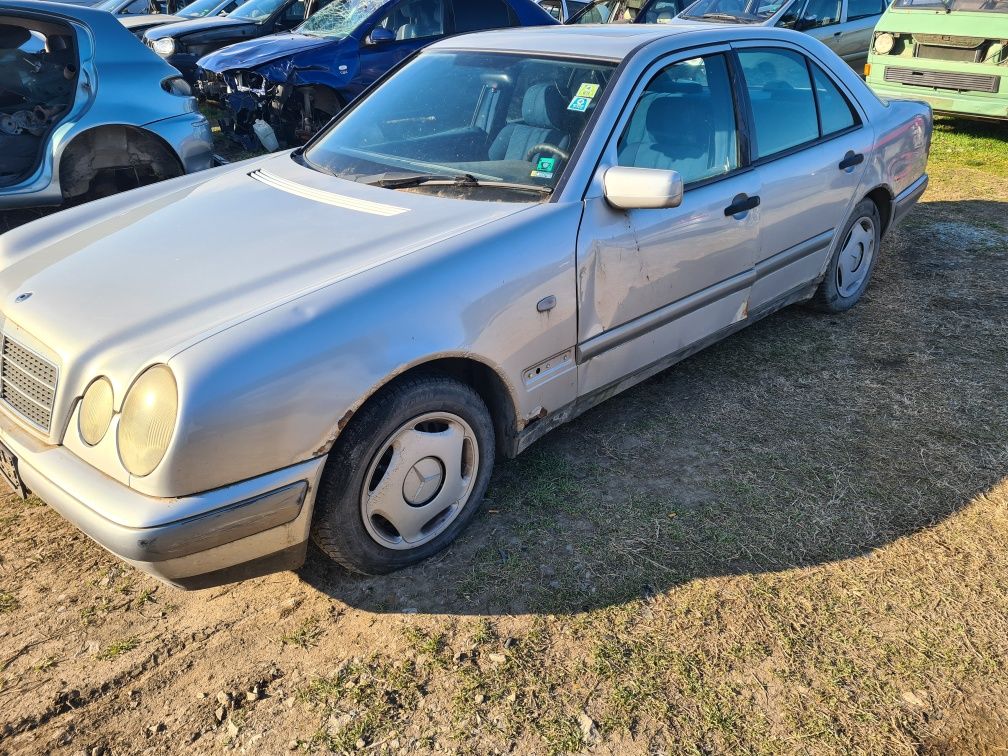 Мерцедес Е200, бензин на части. Mercedes E200.