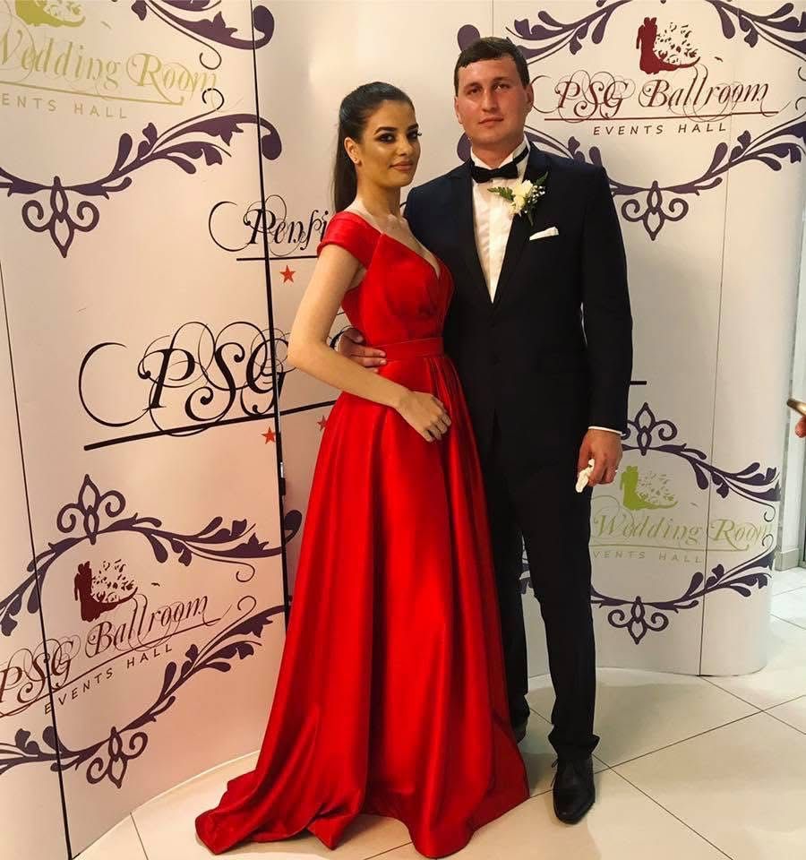 Rochie tafta roșie ,mărimea S-M
91 cm bust , 78 cm talie, 167 cm lung