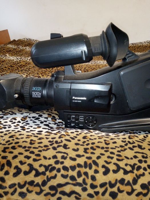 Vând camera video Panasonic MD 10000