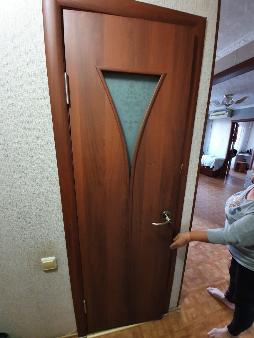 Срочно продам дверь деревянную