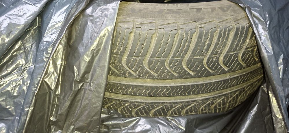 Vând cauciucuri All season  225 45 R19