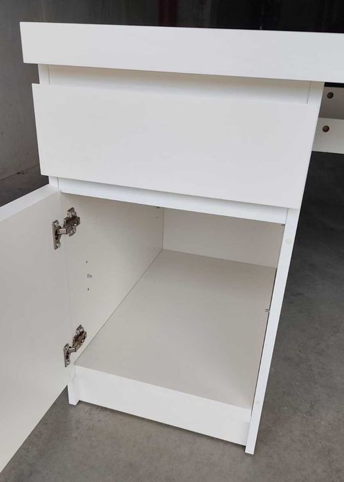 бюро от серията MALM на ИКЕА