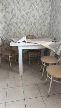 Кухонные стол и стулья
